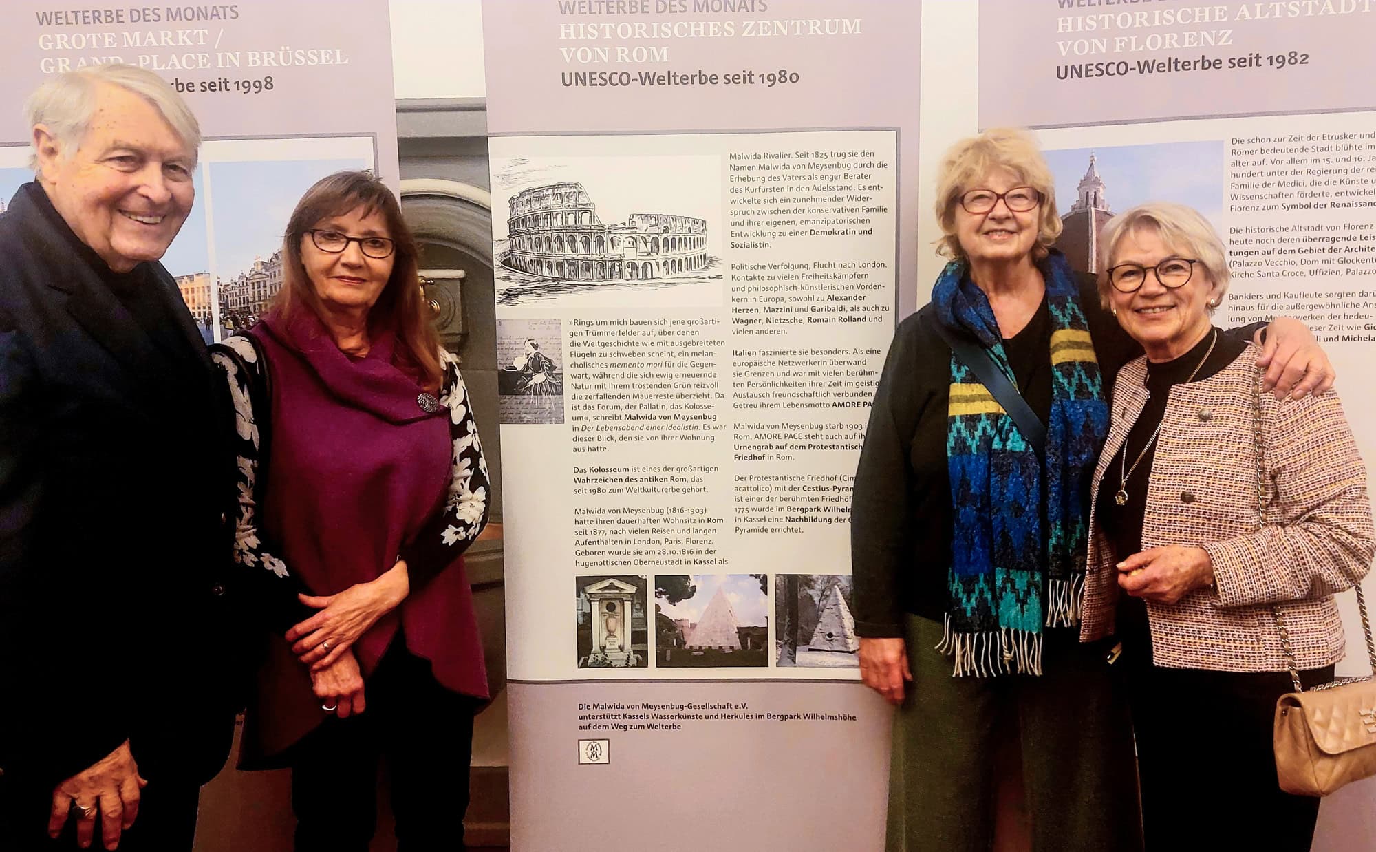 Der Vorstand der Malwida von Meysenbug-Gesellschaft vor dem Banner Welterbe Rom mit Malwida von Meysenbug