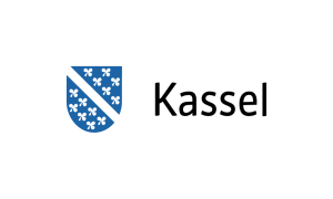 Logo der Stadt Kassel bestehend aus dem Stadtwappen mit 13 Kleeblättern, die durch einen diagonalen Balken getrennt sind. Daneben steht das Wort Kassel.